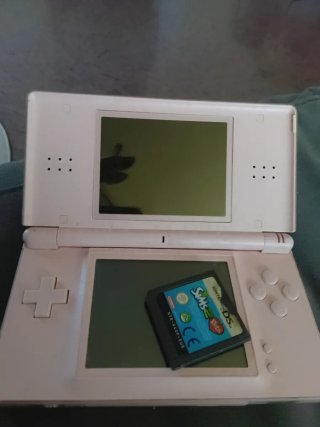 Nintendo DS Rosa con juego Sims 2 Mascotas