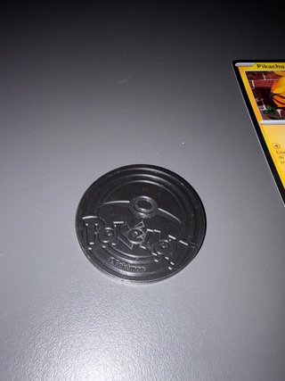 Carta y moneda Pokémon Pikachu 30 Aniversario