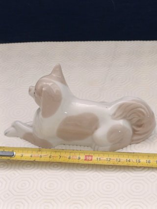 Perro de porcelana beige y blanco marcado