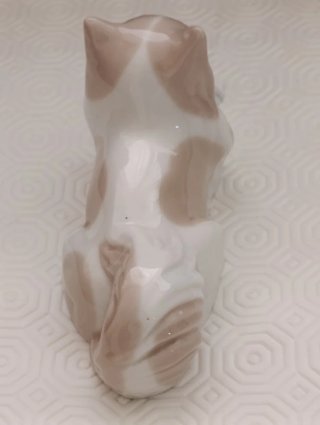 Perro de porcelana beige y blanco marcado