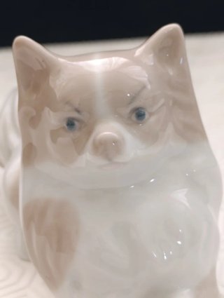 Perro de porcelana beige y blanco marcado