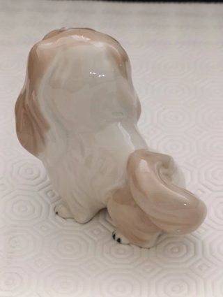 Perro de porcelana beige y blanco marcado