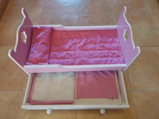 Cuna de juguete rosa y blanca