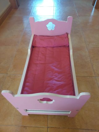 Cuna de juguete rosa y blanca
