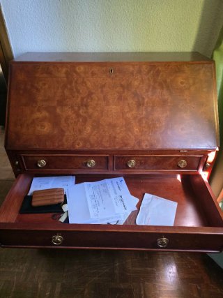 Escritorio de madera de raiz con cajones