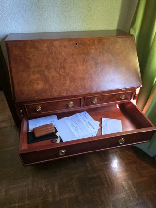 Escritorio de madera de raiz con cajones
