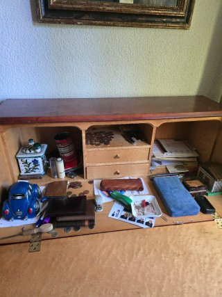Escritorio de madera de raiz con cajones