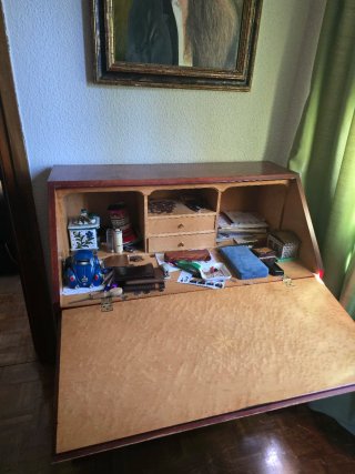 Escritorio de madera de raiz con cajones