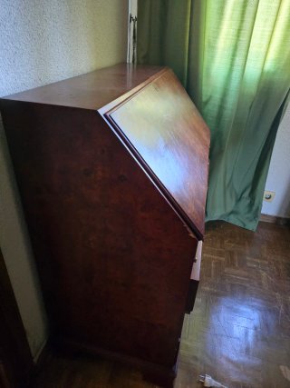 Escritorio de madera de raiz con cajones