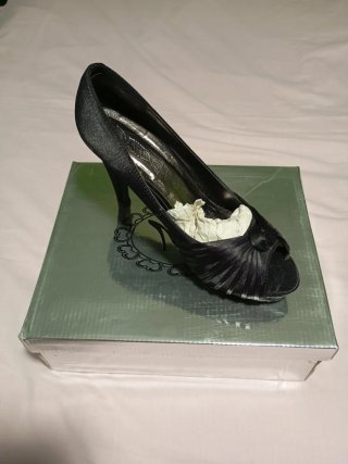 Zapatos de tacón negros. Tacón 10 cm, con cuña
