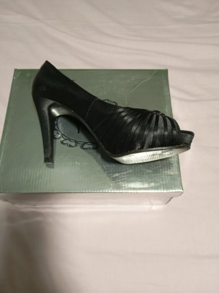 Zapatos de tacón negros. Tacón 10 cm, con cuña