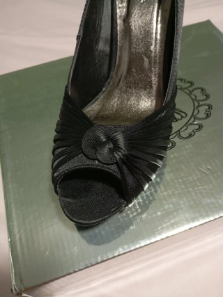 Zapatos de tacón negros. Tacón 10 cm, con cuña