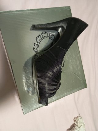 Zapatos de tacón negros. Tacón 10 cm, con cuña