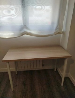 Escritorio de madera, altura regulable.