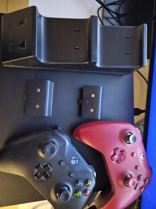 Xbox One X con 2 Controller e stazione di ricarica
