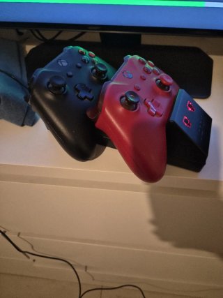 Xbox One X con 2 Controller e stazione di ricarica