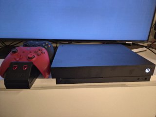 Xbox One X con 2 Controller e stazione di ricarica