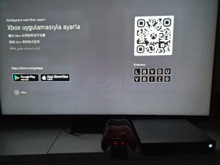 Xbox One X con 2 Controller e stazione di ricarica