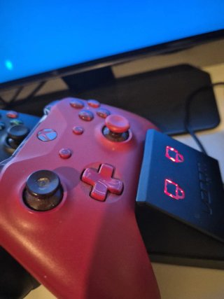 Xbox One X con 2 Controller e stazione di ricarica