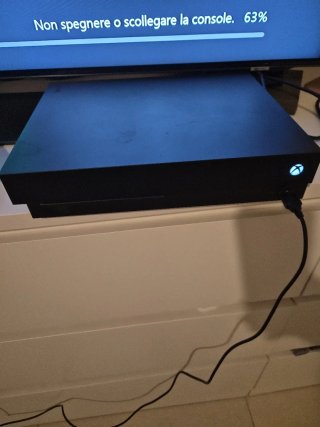 Xbox One X con 2 Controller e stazione di ricarica
