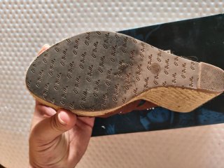 Sandalias marrones mujer con flor