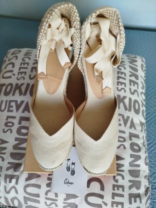 Sandalias Castañer cuña alta beige
