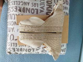 Sandalias Castañer cuña alta beige