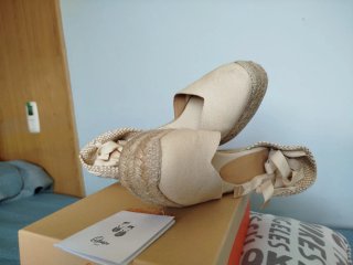 Sandalias Castañer cuña alta beige