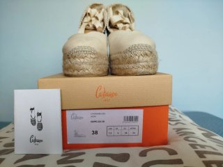 Sandalias Castañer cuña alta beige