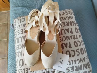 Sandalias Castañer cuña alta beige