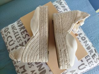 Sandalias Castañer cuña alta beige