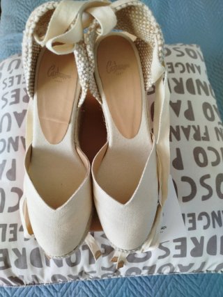 Sandalias Castañer cuña alta beige