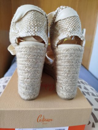 Sandalias Castañer cuña alta beige