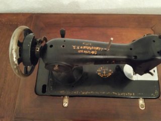 Máquina de coser antigua con mueble