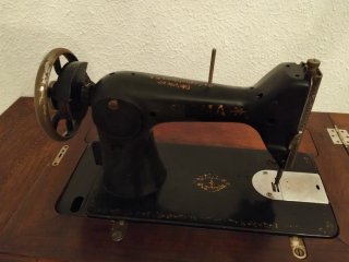 Máquina de coser antigua con mueble