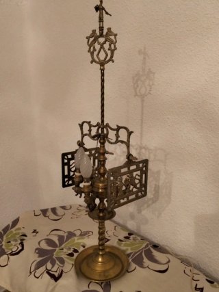 Máquina de coser antigua con mueble