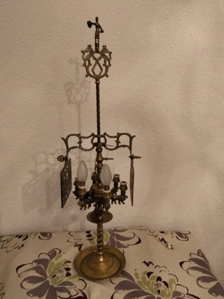 Máquina de coser antigua con mueble