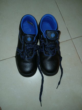 Zapatos de seguridad negros y azules