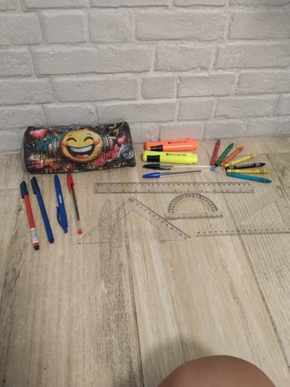 Estuche con material escolar