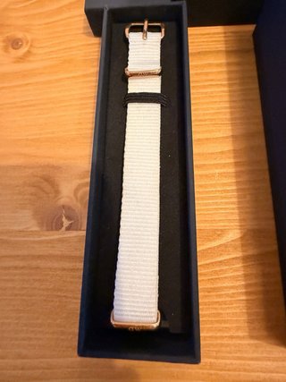 Reloj Daniel Wellington Negro y Dorado + correa