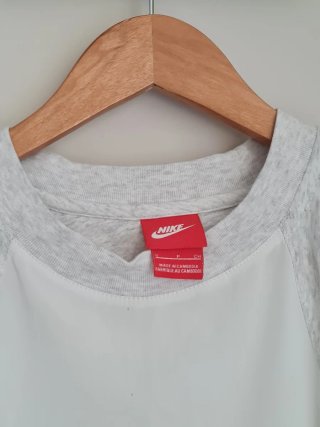 Camiseta Nike Deportiva Gris y Blanca