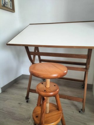 Mesa y taburete de dibujo clásicas