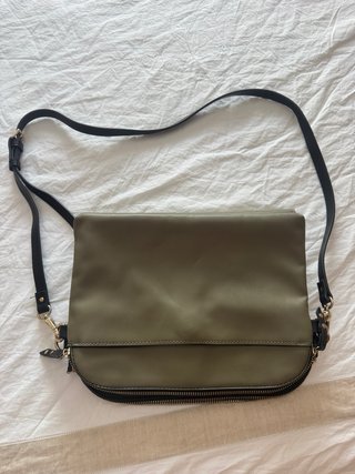 Bolso Parfois Caqui con Múltiples Bolsillos