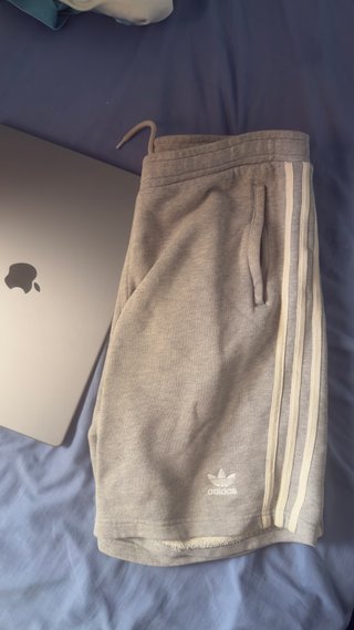 Pantalón corto Adidas gris