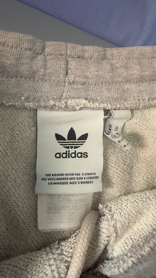 Pantalón corto Adidas gris