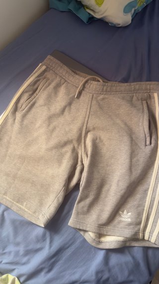 Pantalón corto Adidas gris