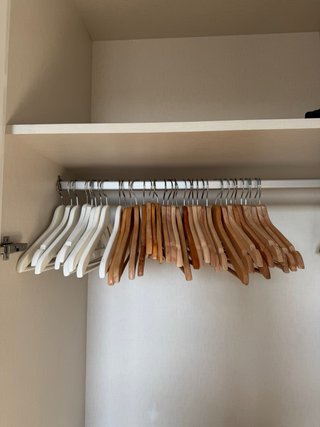 38 Perchas Madera Marrón y Blancas