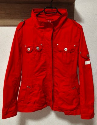 Chaqueta Amichi estilo militar roja