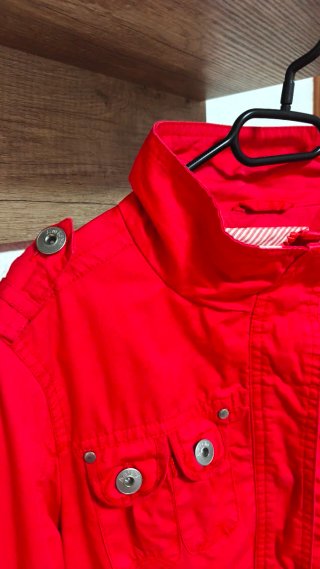 Chaqueta Amichi estilo militar roja