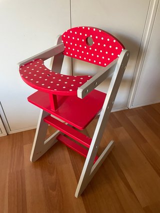Trona para muñecas, roja con lunares blancos